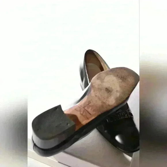 SALVATORE FERRAGAMO Black Leather Chain Vara Gancini Pump Heel 9US 39EU  B Italy - Picture 9 of 10